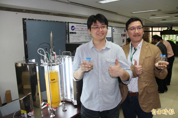 海大生科系系主任林翰佳（右）指出，海大是全臺第一個成功開發(fā)基因轉(zhuǎn)殖硅藻，這項突破性研究今年1月已經(jīng)獲得專利認(rèn)證，本月份也被藻類研究領(lǐng)域頂尖國際期刊Algal research收錄。